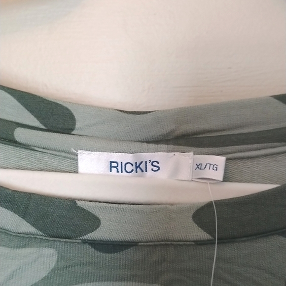 BNWT Ricki's Size XL Long Sleeve Camo Print Top With Backside Button Acc… - Picture 2 of 7